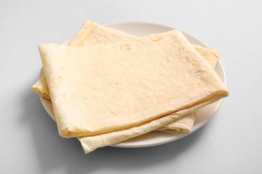 Gri arka planda taze ince lavaş tabakası.