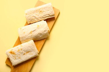 Bej arkaplan üzerinde taze ince lavaş olan tahta