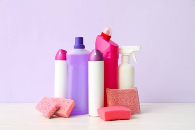 Hafif ahşap masada farklı temizlik malzemeleri var.