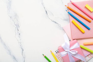 Grunge beyaz arkaplan üzerinde farklı kırtasiye ile hediye kutusu