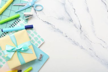 Grunge beyaz arkaplan üzerinde farklı kırtasiye ile hediye kutusu