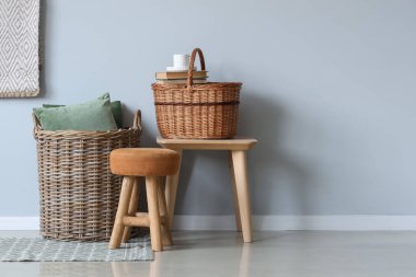 Hasır sepetli, aydınlık oturma odasının içi