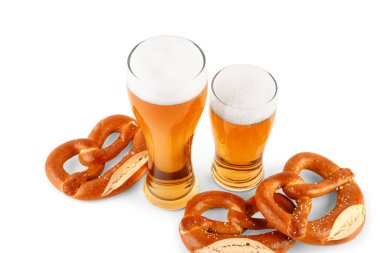 Beyaz arka planda soğuk bira ve kraker bardakları. Ekim Festivali Kutlaması