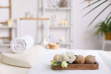 Salondaki kanepede masaj topları olan spa kompozisyonu, yakın plan.