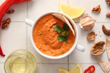 Lezzetli muhammara ve beyaz fayanslı malzemeler.