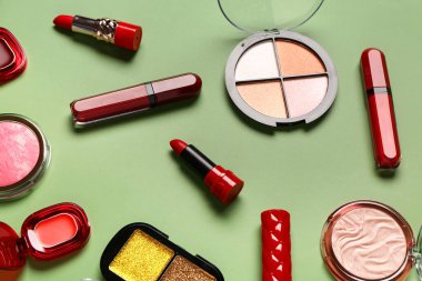 Yeşil arka planda farklı dekoratif kozmetik ürünler