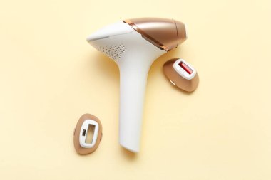 Bej arkaplanda eklentileri olan modern fotoepilatör