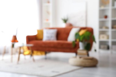 Kırmızı kanepe ve masalarla oturma odasının bulanık görüntüsü