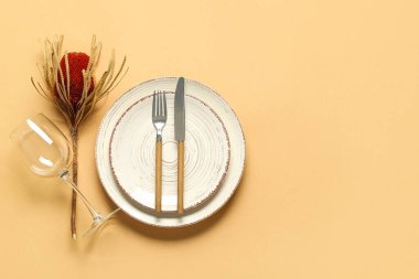 Bej arkaplanda çiçekli sonbahar tablosu