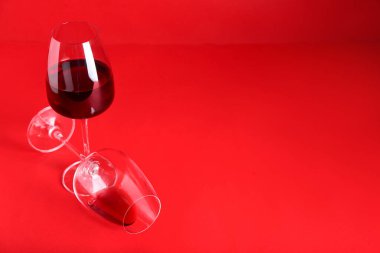 bir bardak şarap kırmızı zemin üzerine