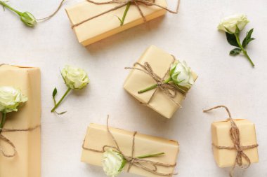 Beyaz arka planda güzel güller olan bir sürü hediye kutusu. Uluslararası Kadınlar Günü