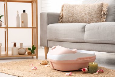 Masaj banyosu, spa malzemeleri ve odada gül yaprakları.