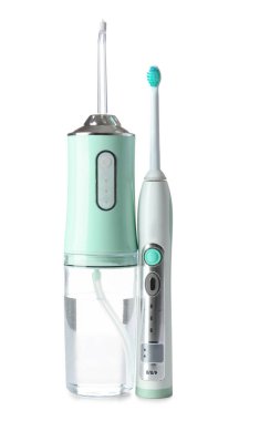 Beyaz arkaplanda ağız temizleyici ve elektrikli diş fırçası