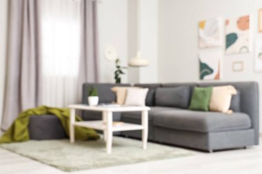 Oturma odasında yeşil ekose ve kahve masalı rahat bir kanepe.