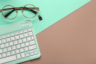 Renkli gözlüklü bilgisayar klavyesi. Üst görünüm