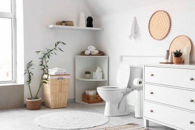 Modern banyo ve seramik klozet.