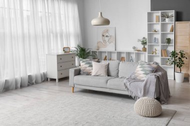 Rahat kanepesi, rafları ve çekmeceleri olan şık bir oturma odası.