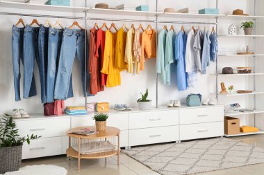 Şık kadın kıyafetleri ve aksesuarlarıyla modern gardırop.