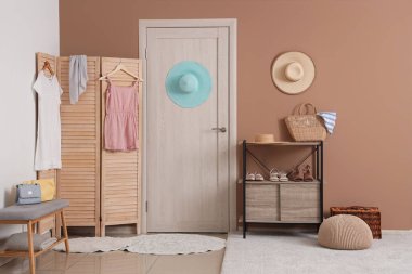 Modern salonun iç dekorasyonu katlama ekranı, raf ünitesi ve kapısı.