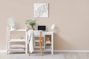 Elektronik vantilatörlü ve dizüstü bilgisayarlı modern işyeri