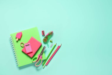 Turkuaz arkaplan üzerine farklı kırtasiye