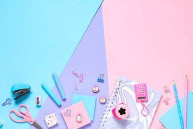 Renk arkaplanı üzerinde farklı kırtasiye