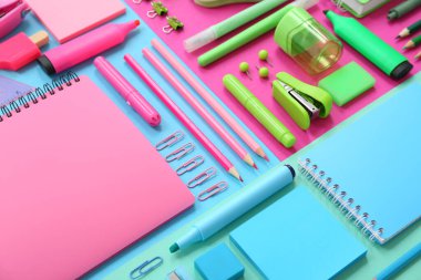 Renk arkaplanı üzerinde not defterleri ve farklı sayfaları olan kompozisyon, yakın plan