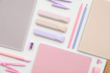 Beyaz arkaplanda notlar ve farklı sayfalar