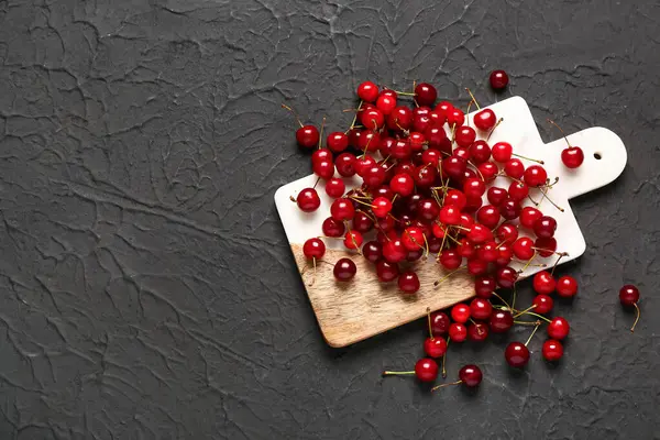 Siyah arkaplanda kırmızı vişneli tahta