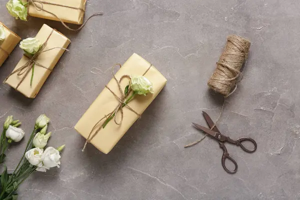 Gri arka planda güzel beyaz güller olan hediye kutuları. Uluslararası Kadınlar Günü