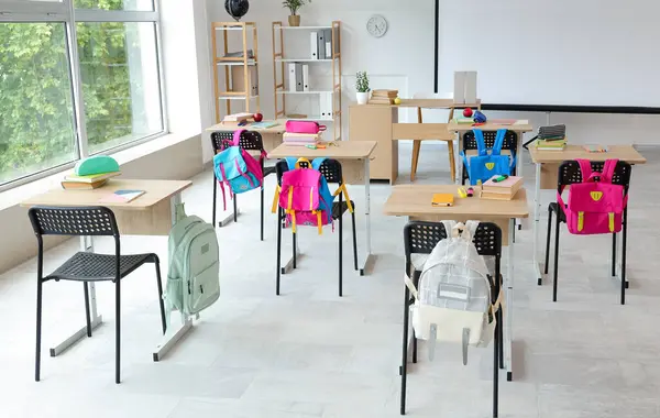 Projektör ekranlı ve masalı ışık sınıfının içi