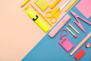 Renk arkaplanı üzerinde farklı kırtasiye