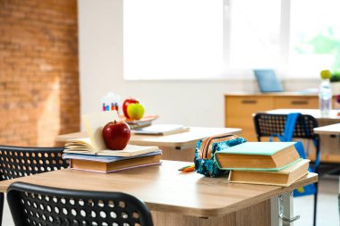 Sınıfta masa başında kitap olan elma, yakın plan.