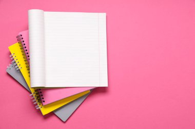 Pembe arkaplan üzerine farklı defterler