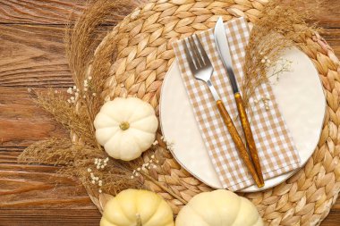 Ahşap arka planda taze balkabakları ve çigila çiçekleri olan güzel bir masa.