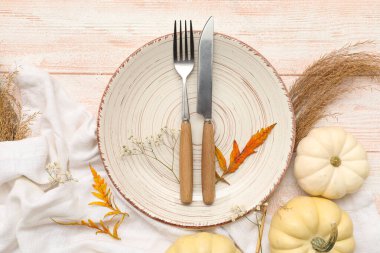 Taze balkabaklarıyla, çingene çiçekleriyle ve beyaz ahşap arka planda sonbahar yapraklarıyla güzel bir masa.