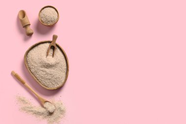 Pembe zemin üzerinde psilyum kabuk tozu ve metin için boşluk