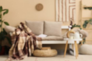 Masası ve kanepesi olan şık bir oturma odası.