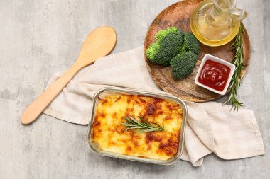 Lezzetli makarna, biberiye, brokoli, ketçap ve hafif grunge arka planda bir sürahi yağ ile pişirme yemeği.