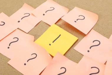 Gemide soru ve ünlem işaretli yapışkan notlar, yakın plan.