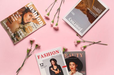 Pembe arka planda karanfil çiçekleri olan moda dergileri. Bahar mevsimi konsepti