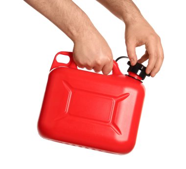 Erkek eller beyaz arka planda teneke kutu tutuyor.