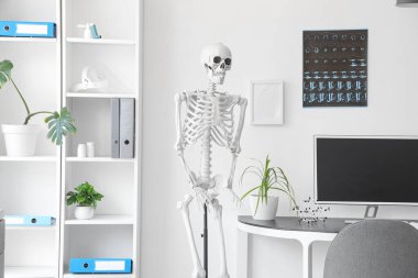 İnsan iskeleti modeli, röntgen görüntüleri ve modern bilgisayarlı hafif hastanenin içi.
