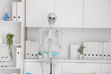 İnsan iskeleti modelli hafif bir hastane.