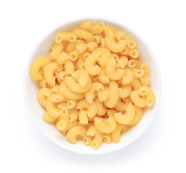 Beyaz arka planda izole edilmiş bir kase çiğ selentani makarna.