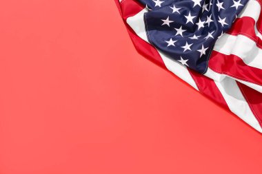 Kırmızı arka planda ABD bayrağı. Bağımsızlık Günü kutlamaları