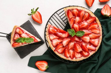 Beyaz arkaplanda naneli çilekli turta kes.