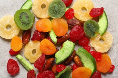 Gri arka planda farklı şekerli meyveler