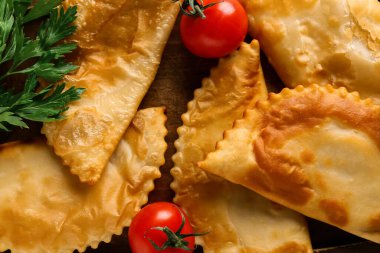 Lezzetli çizburgerler, taze domatesler ve maydanozlar, yakın plan.