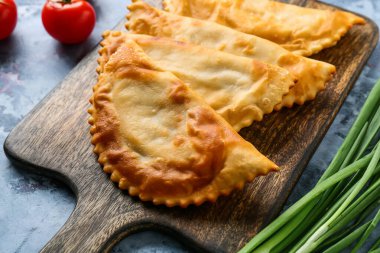 Lezzetli çizburgerler ve mavi grunge masasında taze sebzeler.